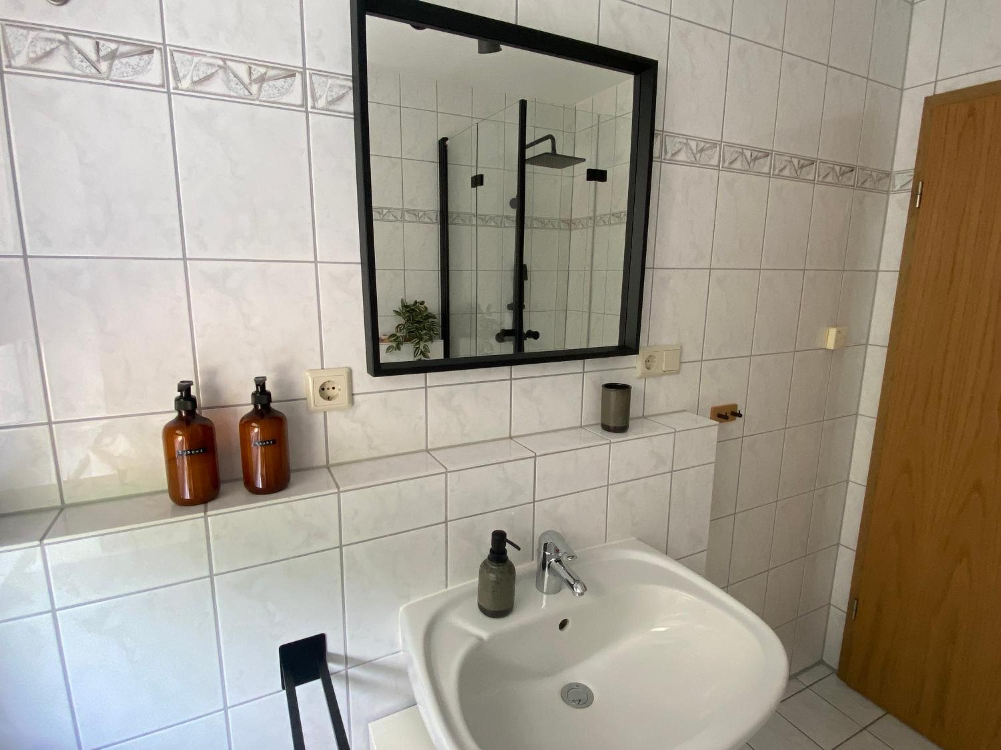 Moderne Wohnung Mit Terrasse & Parkplatz; Naehe Bwzk & Amazon 科布倫茨 外观 照片